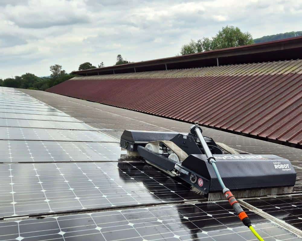 Reinigung einer Photovoltaikanlage mit einem Roboter vorher nachher