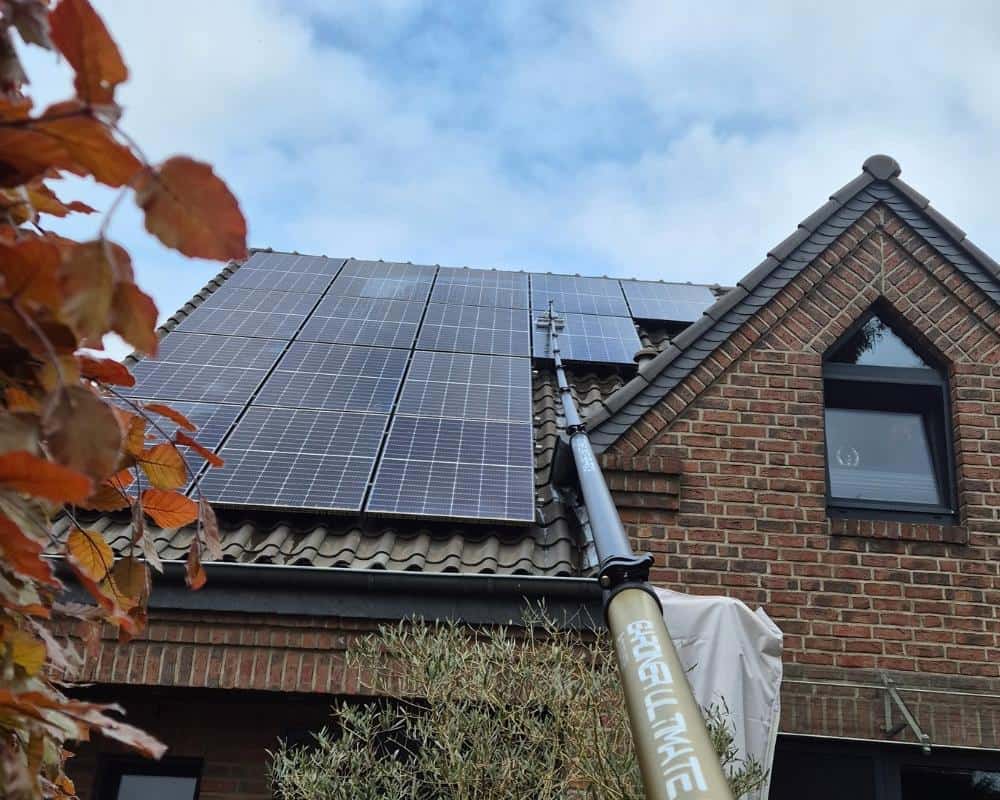 manuelle Reinigung einer Photovoltaikanlage