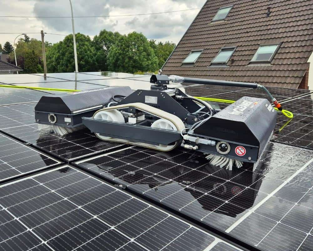 Reinigung einer Photovoltaikanlage mit einem Roboter